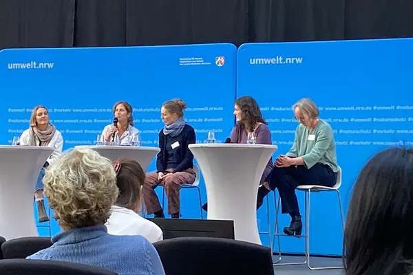 Die Teilnehmerinnen einer Podiumsdiskussion