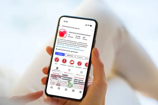 Smartphone mit der Instagram-Seite von Faktencheck Gesundheitswerbung auf dem Bildschirm