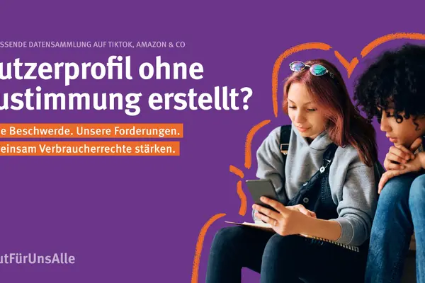 Zwei junge Frauen sitzen zusammen, eine hält ein Tablet in der Hand, während die andere interessiert mit ihr spricht. Eine der Frauen trägt eine Sonnenbrille auf dem Kopf und eine graue Kapuzenjacke, die andere hat dunkle Locken und trägt ein kariertes Hemd. Der violette Hintergrund zeigt die Frage: "Nutzerprofil ohne Zustimmung erstellt?" sowie einen Aufruf zur Beschwerde. Orangefarbene grafische Elemente rahmen die Szene ein.