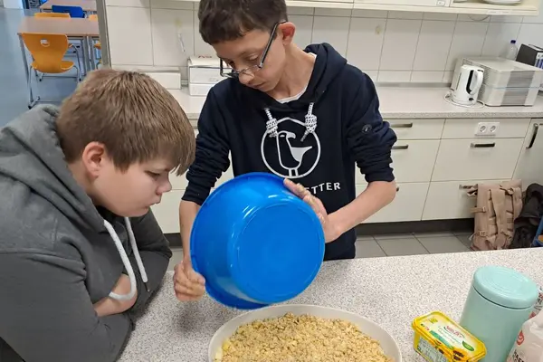 Schüler:innen backen einen Kuchen