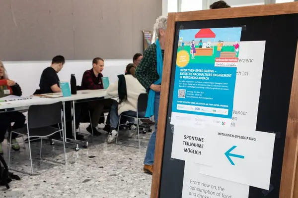 Eine Auswahl der am Speed-Dating teilnehmenden Initiativen am Tisch.