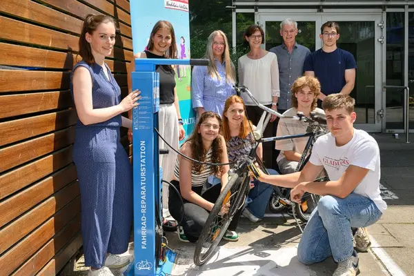 Gruppenfoto vom Pressetermin zur Fahrradreparatur-Station