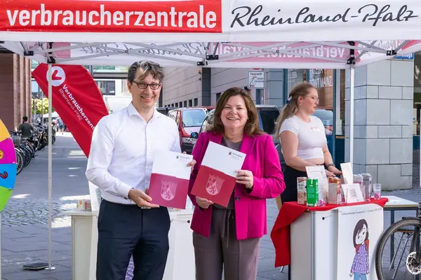 Zwei Personen bei der Übergabe eines Förderbescheids