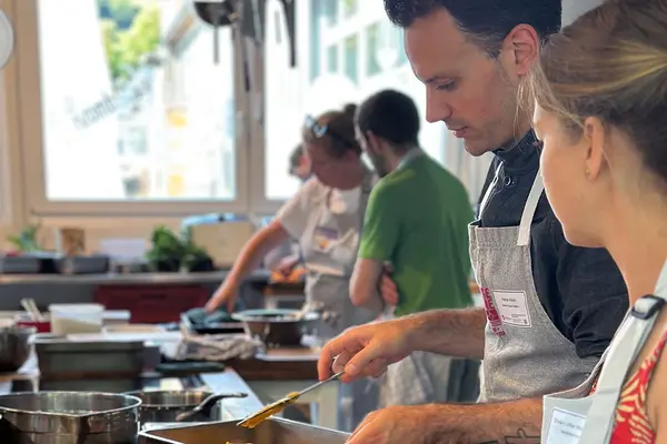 Teilnehmende kochen