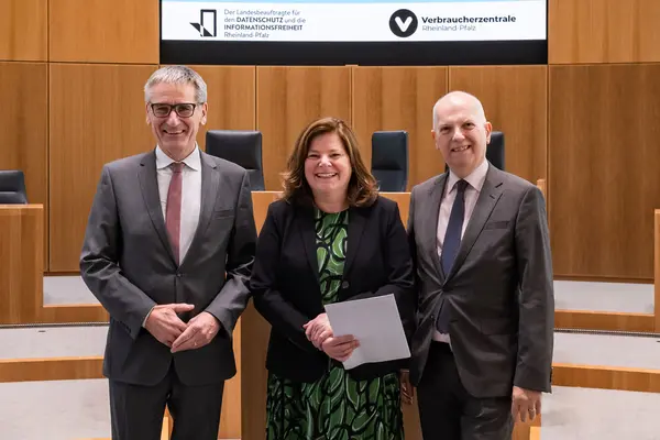 v.l.n.r. Hendrik Hering Landtagspräsident Rheinland-Pfalz, Heike Troue Vorständin Verbraucherzentrale Rheinland-Pfalz, Prof. Dr. Dieter Kugelmann Landesbeauftragter für den Datenschutz und die Informationsfreiheit in Rheinland-Pfalz
