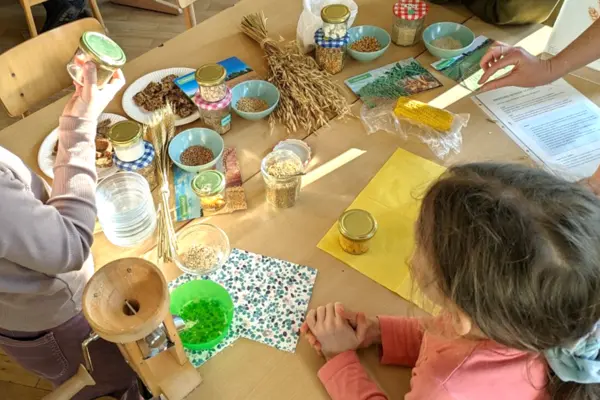 Kinder arbeiten an einem Tisch an einer Lernstation
