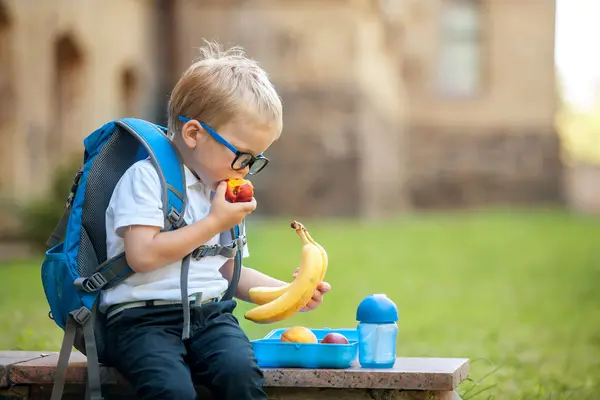 Ein Kind ist einen gesunden Snack