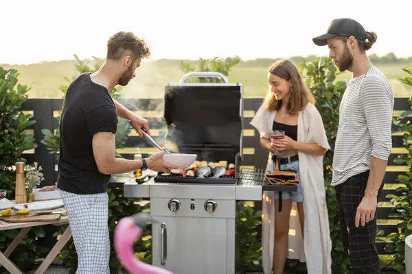 Personen grillen gemeinsam