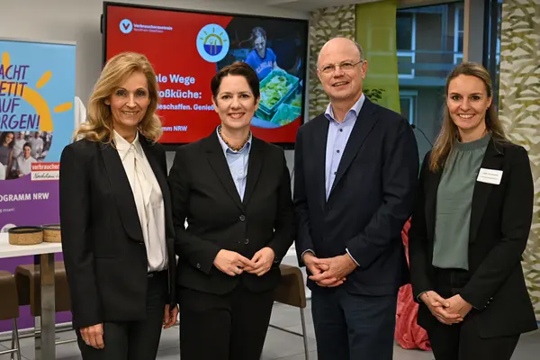 Ulrike Lubek, Direktorin des Landschaftsverbandes Rheinland, Silke Gorißen, Ministerin für Landwirtschaft und Verbraucherschutz NRW und Vertreter:innen der Verbraucherzentrale NRW