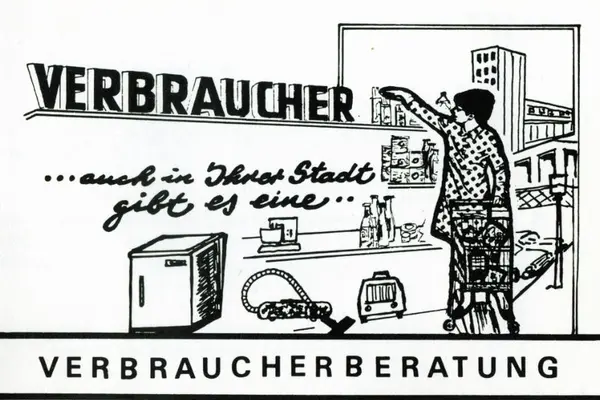 Postkarte gezeichnet: Frau an Regal in einem kleinen Laden. Im Hintergrund ein Schaufenster mit Blick auf eine Stadt