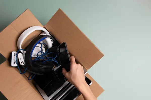 karton aus Pappe mit Elektrogeräten