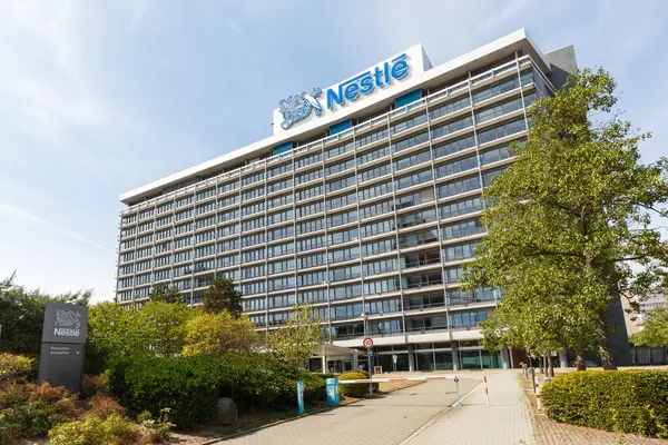 Außenaufnahme der Firmenzentrale von Nestlé in Frankfurt am Main