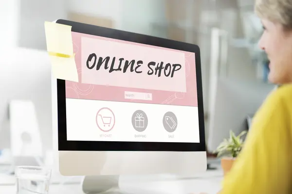 Eine Frau sitzt am PC beim Online Shopping