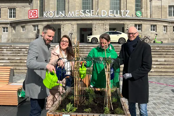 Ausstellungseröffnung Köln Deutz, Besucher gießen Hochbeet