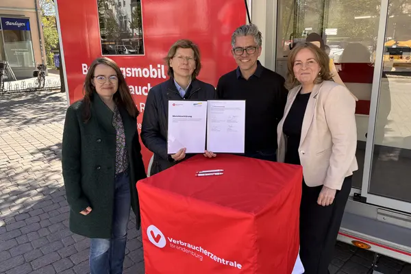 Unterzeichnung der Absichtserklärung vor dem Beratungsmobil der Verbraucherzentrale in Königs Wusterhausen