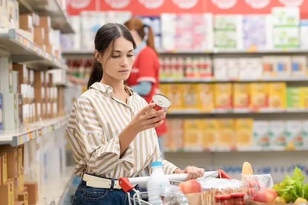 Frau geht im Supermarkt einkaufen.