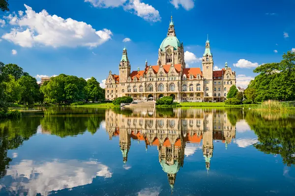 Neues Rathaus Hannover mit Maschteich