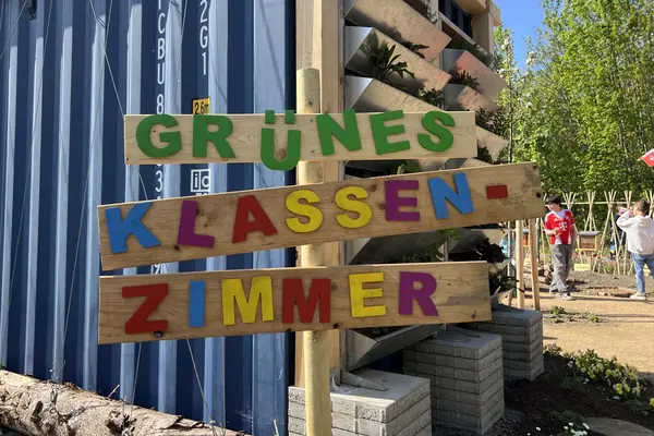 Holzschild mit der Aufschrift Grünes Klassenzimmer in bunten Buchstaben