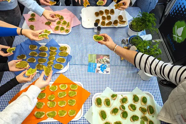 Schüler:innen verkosten selbst hergestelltes Pesto im Rahmen des Workshops Ess-Kult-Tour.