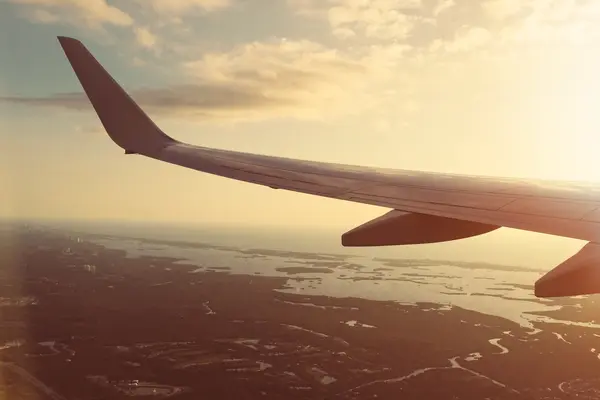 Flugzeug über eine sonnigen Küste