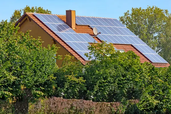 Hausdach eines Einfamilienhauses mit Photovoltaikanlage