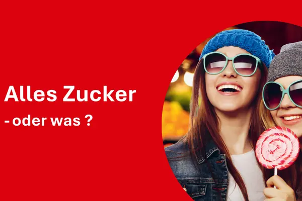 zwei Mädchen lachen und halten einen Lutscher