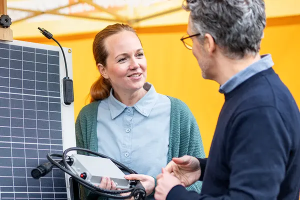 Ein Mann berät eine Frau bei Photovoltaik