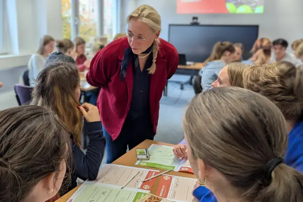 Vera Schrodi mit Schüler:innen bei einem Workshop zum Thema Lebensmittel.