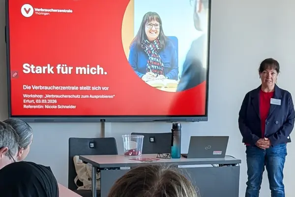 WVS-Projektleiterin steht vor einer Schulklasse und hält einen Vortrag zum Thema Rechtsirrtümer.