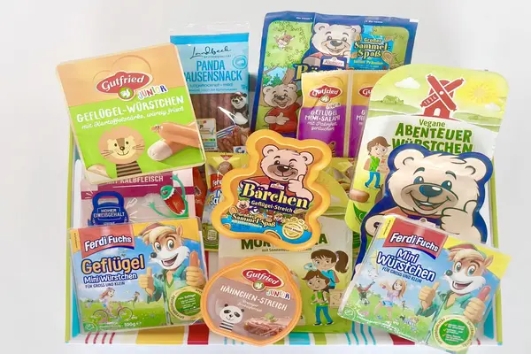 mehrere Kinder-Wurstverpackungen