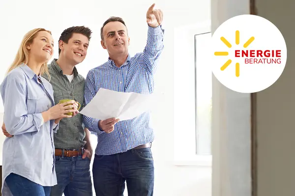 Ein Energieberater zeigt einem Paar etwas in einem Wohnraum