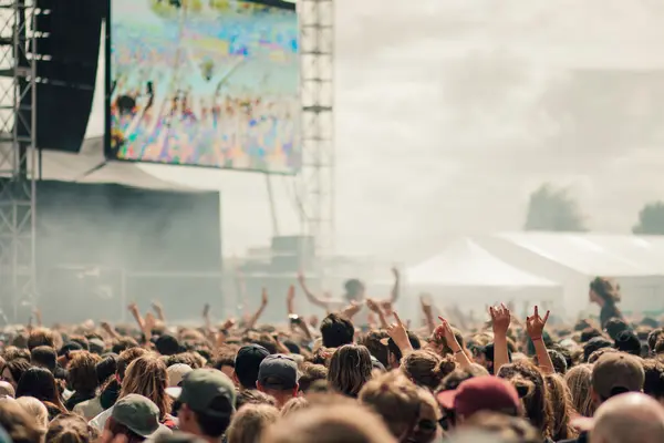 Festival-Crowd vor einer Bühne