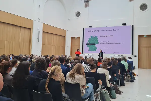 Projektleiterin Katrin Scholtyssek stellt das Kantinenprogramm NRW auf dem Deutschen Ernährungstag 2026 vor