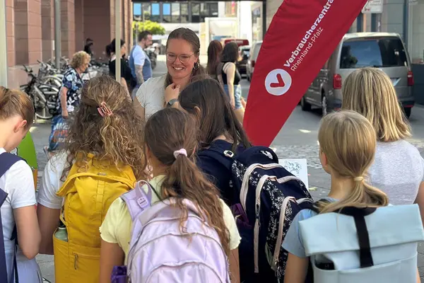Kinder stehen um eine Frau herum