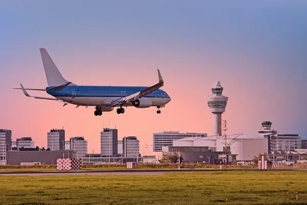 Flugzeug landet bei Sonnenuntergang