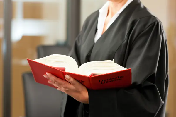 Anwältin mit Gesetzbuch und Robe