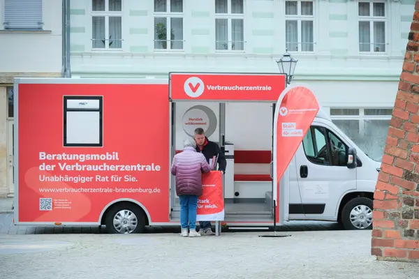 Gespräch am Beratungsmobil der Verbraucherzentrale Brandenburg