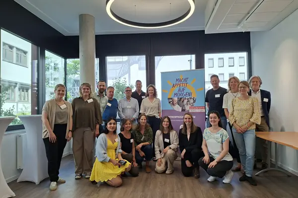 Gruppenfoto von der Auftaktveranstaltung der neuen Modellkantinen im Kantinenprogramm NRW