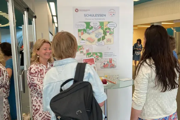 Ansicht des Posters mit der Schul-Infografik "Schulessen: Chance zur Veränderung nutzten!"