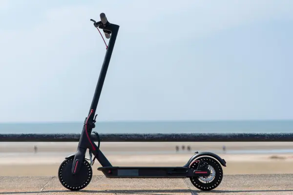 E-Roller auf einer kleinen Steinmauer
