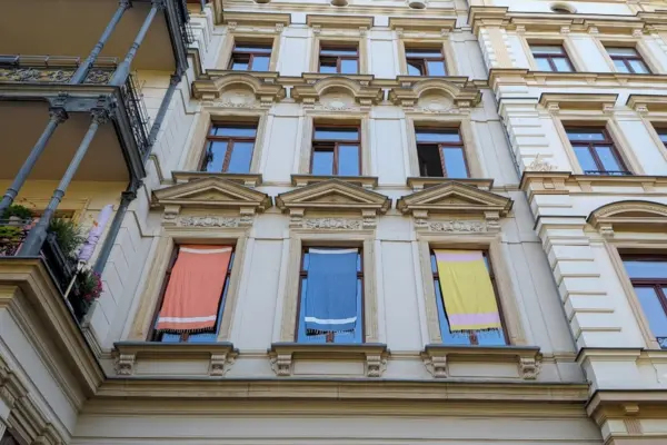 Mietshaus mit Tüchern vor den Fenstern