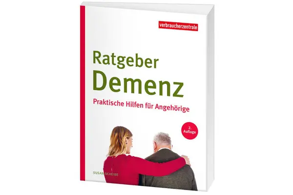Junge Frau schützt älteren Mann