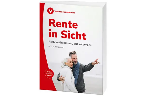 Älteres Ehepaar schaut in die Ferne
