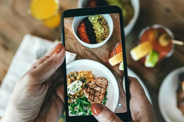 Essen wird mit dem Smartphone fotografiert