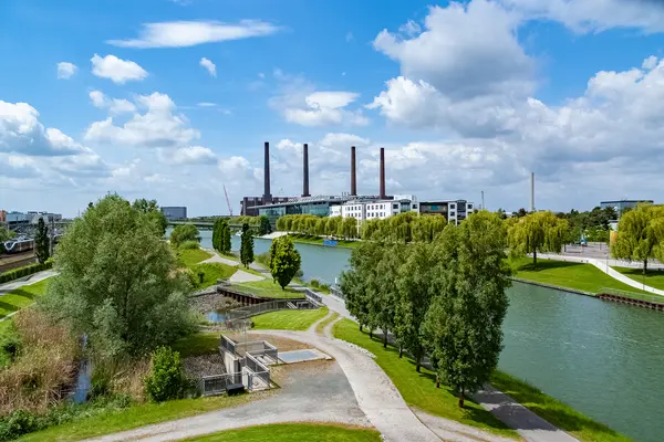 Blick auf Wolfsburg, Mittellandkanal, im Hintergrund VW