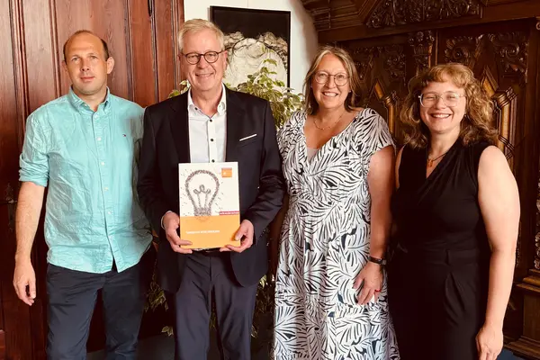 Von links nach rechts: Jan Asbahr (Gebäudeenergieberater - HwK), Claudius Teske (Landrat des Kreises Steinburg), Carina Vogel (Verbraucherzentrale Schleswig-Holstein),
Sandra Ludwigh (Energie- und Klimaschutzbeauftragte des Kreises Steinburg)