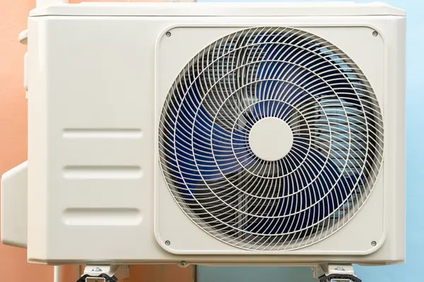 eine Wärmepumpe, die an einer Hauswand angebracht wurde