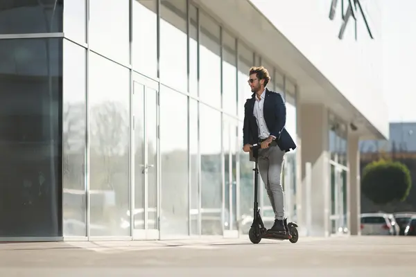 Ein Mann fährt E-Scooter