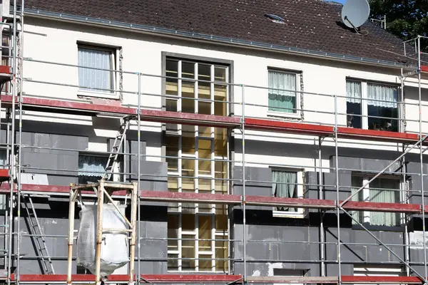 Sanierung an einem Mehrfamilienhaus