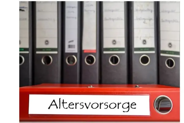 schwarze stehende Ordner, ein roter liegender Ordner mit der Aufschrift Altersvorsorge